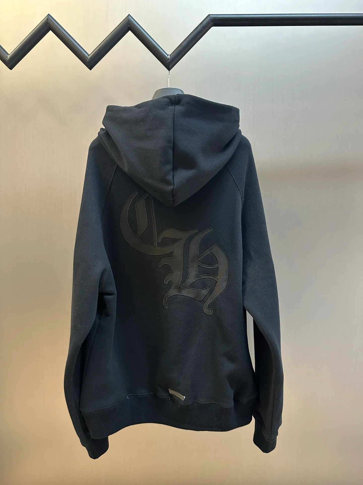 P490 Chrome Hearts Chrome Hearts Logo Hooded Sweatshirt. Customized heavy fortress intertwined air cotton, Chrome Hearts cross patch embroidery decoration on the chest, becoming the ultimate interpretation of dark gothic style. CH Gothic font is the finishing touch on the back panel, making the totem become your spiritual punctuation. The logo iron plate sways slightly with the swing of the body, adding a sense of movement and vitality.  Adopting imported machine appliqué embroidery technology, using advanced computer control systems and precision mechanical components, the Chrome Hearts logo appliqué embroidery operation is realized, presenting an embroidery effect with both clarity and three-dimensionality size: s m l xl